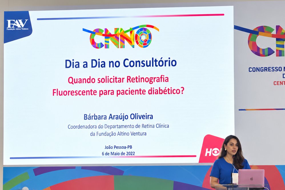 Dra. Bárbara Oliveira apresenta palestra sobre retinografia fluorescente no paciente diabético no CNNO 2022, em João Pessoa